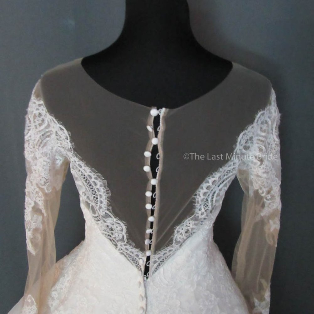 Allure style 9366 Wedding Dress - Picture 4 of 4